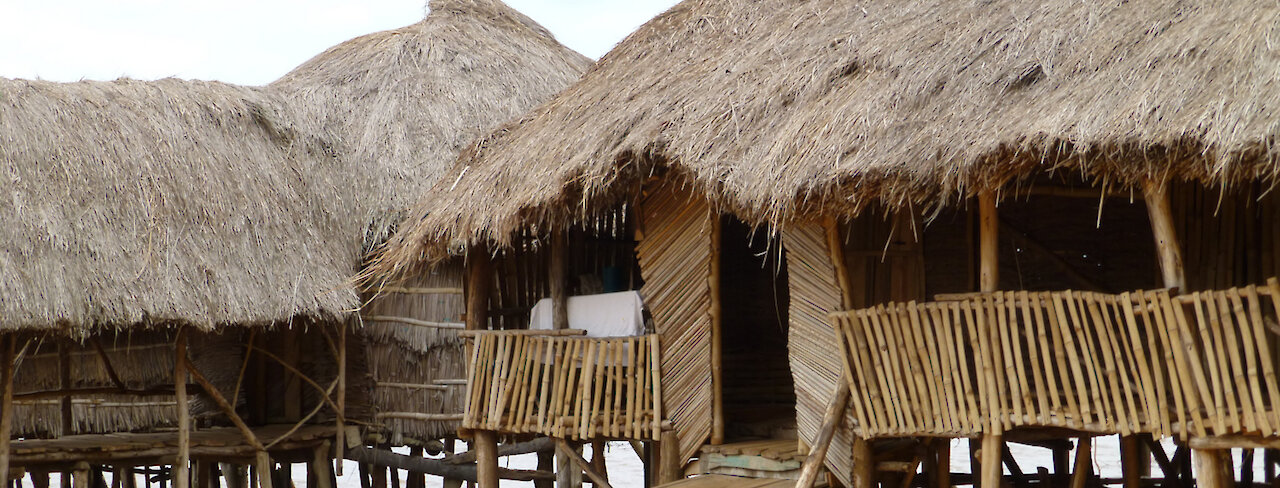 Außenbereich mit strohbedeckten Dächern der Eco Benin Lodge Possotome