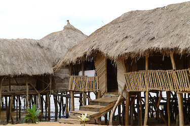 Außenbereich mit strohbedeckten Dächern der Eco Benin Lodge Possotome