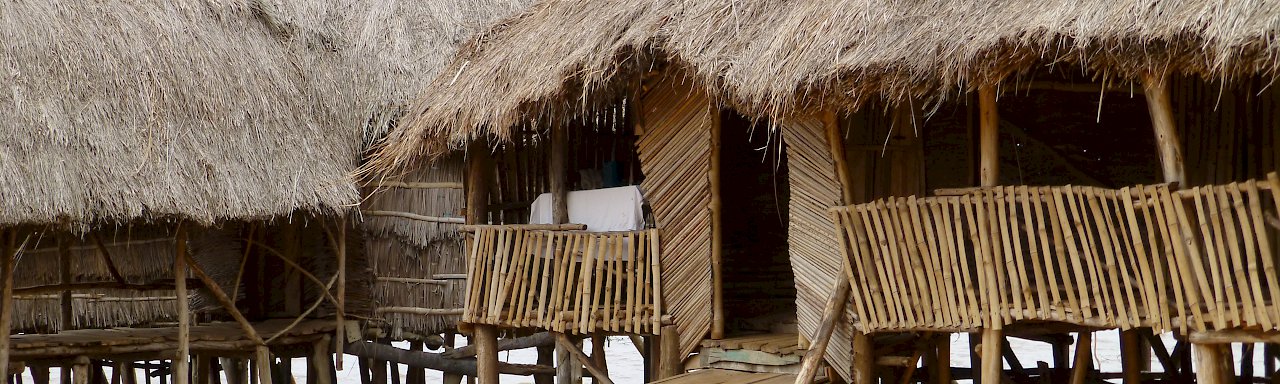 Außenbereich mit strohbedeckten Dächern der Eco Benin Lodge Possotome