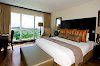 Doppelzimmer mit Ausblick auf Grünanlage im Mount Meru Hotel