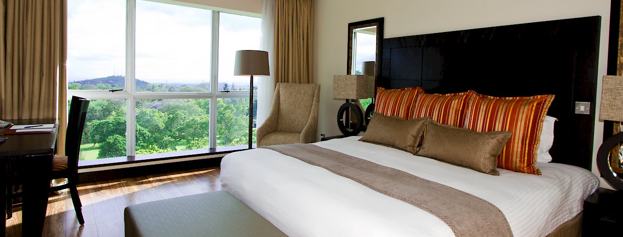 Doppelzimmer mit Ausblick auf Grünanlage im Mount Meru Hotel