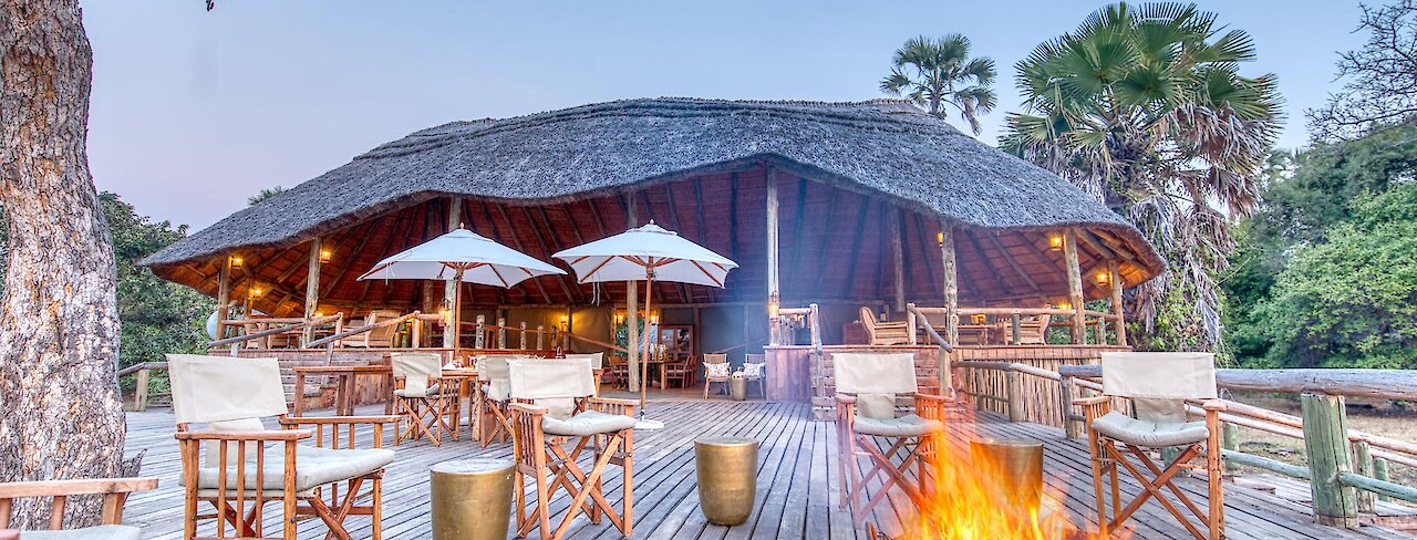 Mbali Mbali Katavi Hauptgebäude mit Feuerstelle