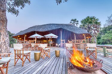 Mbali Mbali Katavi Hauptgebäude mit Feuerstelle