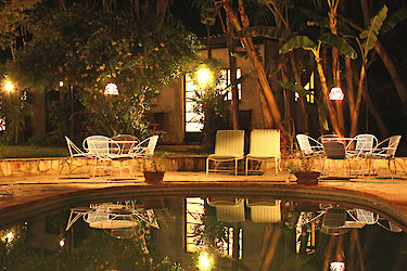 Pool des Traveller´s Guesthouse bei Nacht