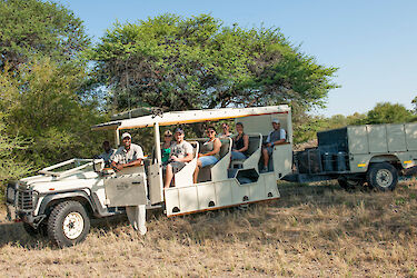 Unterwegs im Safari-Fahrzeug