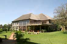 Hauptgebäude der Weru Weru River Lodge