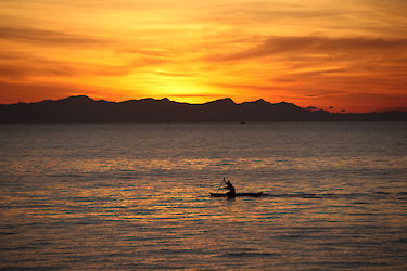 Boot auf dem Malawisee im Sonnenuntergang
