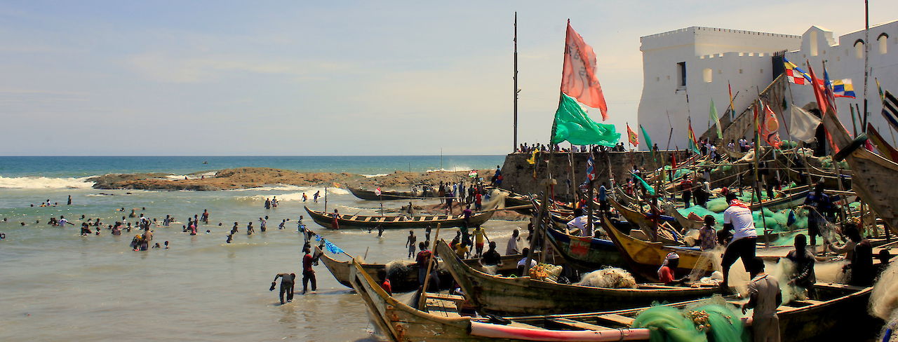 Fischerboote in Cape Coast, Ghana