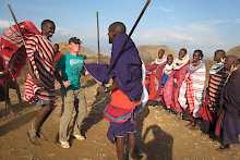 Massai tanzen mit Tourist