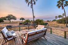Mbali Mbali Katavi Terrasse mit Sitzgelegenheiten und Blick auf Elefantenherde