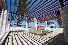 Terrasse und Pool des Indian Ocean Beach Resorts
