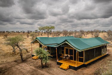 Ausblick auf die Ang’ata Serengeti Camp Zelte im Serenget-Nationalpark