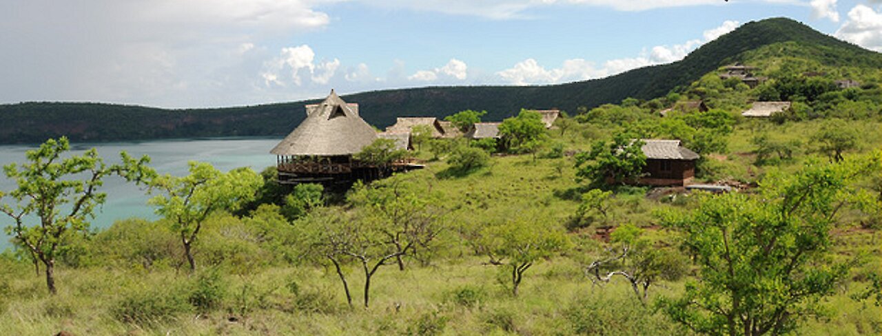 Lake Chala Tented Lodge in Weitaufnahme mit Blick auf Lake Chala