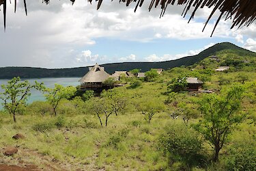 Lake Chala Tented Lodge in Weitaufnahme mit Blick auf Lake Chala