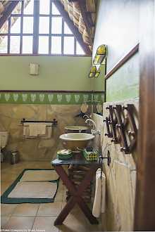 Badezimmer in der Hatari Lodge