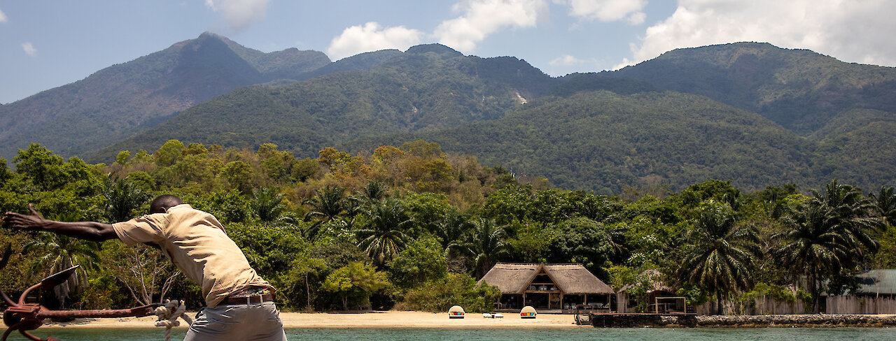 Blick vom Anker setzenden Boot aus auf die Berge vom Mahale-Mountains-Nationalpark