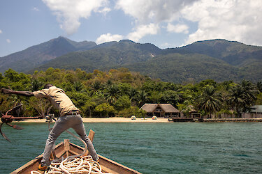 Blick vom Anker setzenden Boot aus auf die Berge vom Mahale-Mountains-Nationalpark
