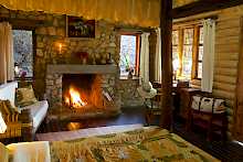 Zimmer mit Kaminfeuer in der Mufindi Highland Lodge