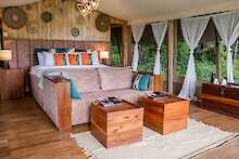 Schlafzimmer mit Doppelbett im Angata Ngorongoro Camp