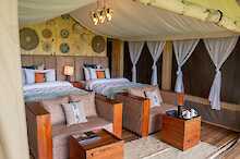 Schlafzimmer mit zwei Einzelbetten im Angata Ngorongoro Camp