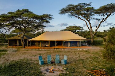 Ausblick auf Zelt und Lagerfeuer im Ang’ata Migration - Ndutu Camp und in Weitsicht