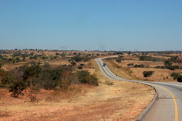 Straße durch das tansanische Hochland