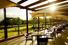 Terrasse mit Sonnenschirmen im Mount Meru Hotel