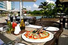 Mittagessen mit Pizza am Pool des Mount Meru Hotels