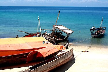 Boot am Strand von Sansibar