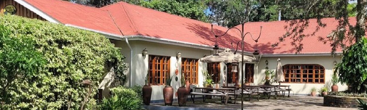 Blick auf die African View Lodge Unterkunft mit Innenhof