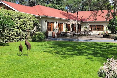 Blick auf die African View Lodge Unterkunft mit Innenhof