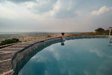 Pool in dem sich der Himmel spiegelt