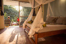 Doppelzimmer mit Blick in den Garten des Via Via Entebbes