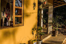 Restaurant im Abendlicht des Via Via Entebbes