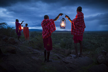 Massai mit Laternen im Zwielicht