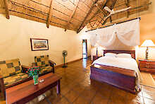 Kumbali Country Lodge Doppelbett mit hoher Decke