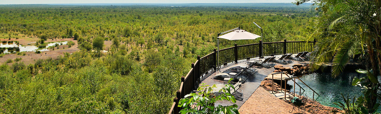 Victoria Falls Safari Lodge Wasserloch mit Swimming Pool