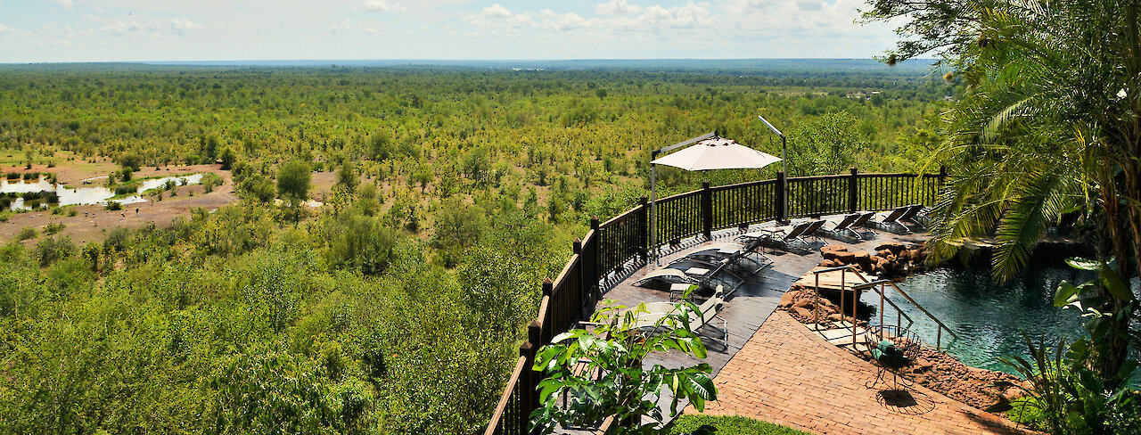 Victoria Falls Safari Lodge Wasserloch mit Swimming Pool