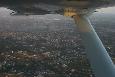 Im Flugzeug über Dar-es-Salaam