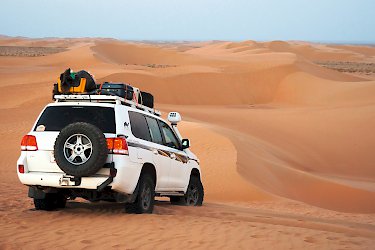 Geländewagen in der Sahara