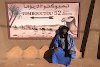 Mann vor Schild nach Timbuktu
