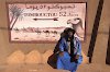Mann vor Schild nach Timbuktu