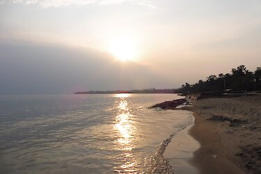 Blick auf die Küste des Viktoriasees in Entebbe zum Sonnenuntergang