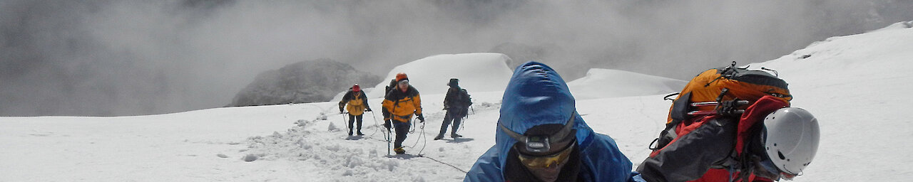 Aufstieg am Margherita Peak mit Schnee