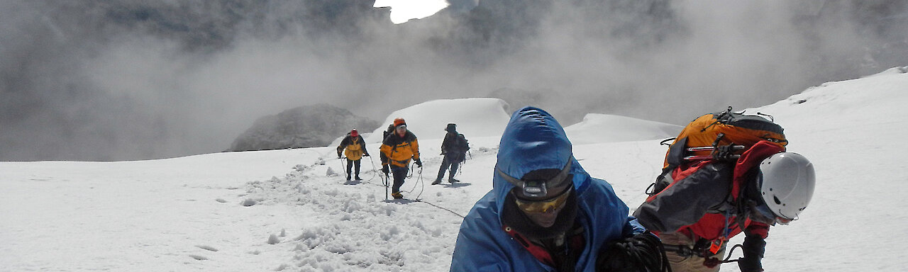 Aufstieg am Margherita Peak mit Schnee