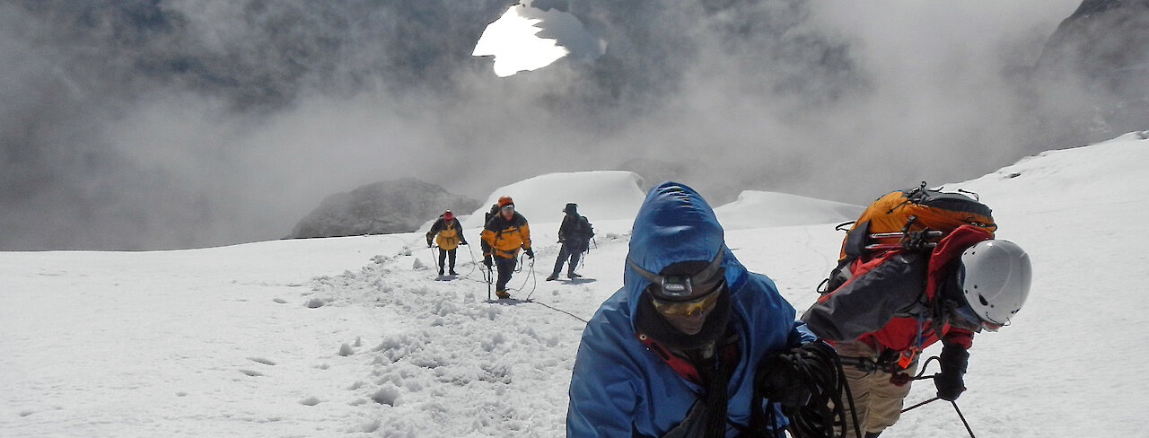 Aufstieg am Margherita Peak mit Schnee
