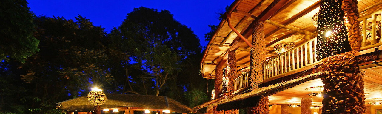 Equator Snow Lodge beleuchtetes Hauptgebäude in den Ausläufern der Rwenzori-Berge in Uganda