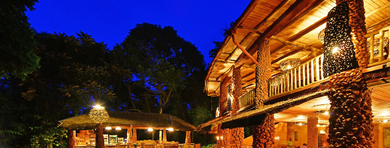 Equator Snow Lodge beleuchtetes Hauptgebäude in den Ausläufern der Rwenzori-Berge in Uganda