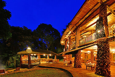Equator Snow Lodge beleuchtetes Hauptgebäude in den Ausläufern der Rwenzori-Berge in Uganda