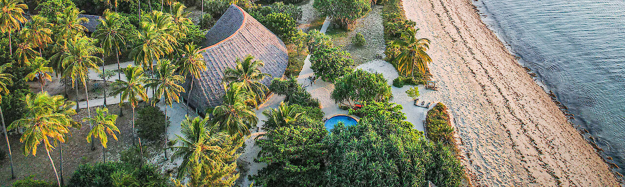 Bandas der Emayani Beach Lodge am Strand